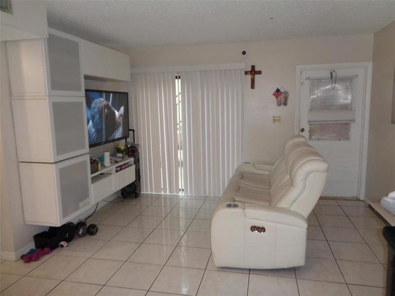 Image 6 of 16 For 2651 Riverside Dr  1