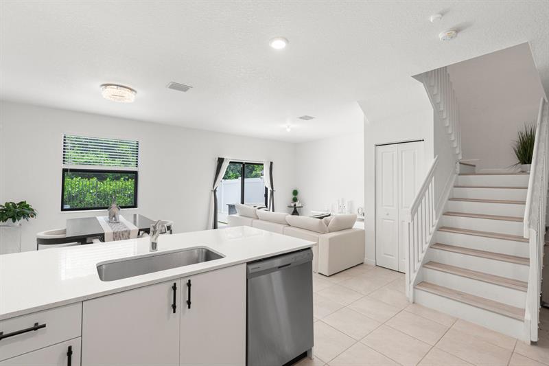 Image 11 of 36 For 20350 6th Pl