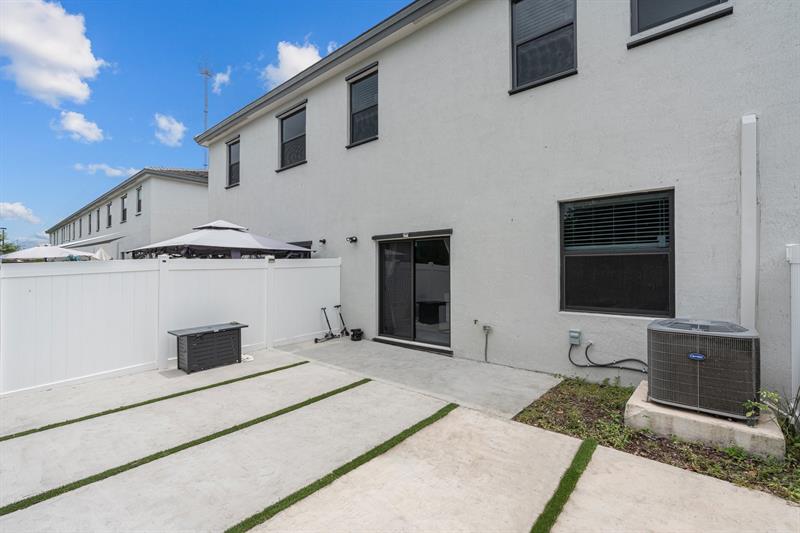 Image 17 of 36 For 20350 6th Pl