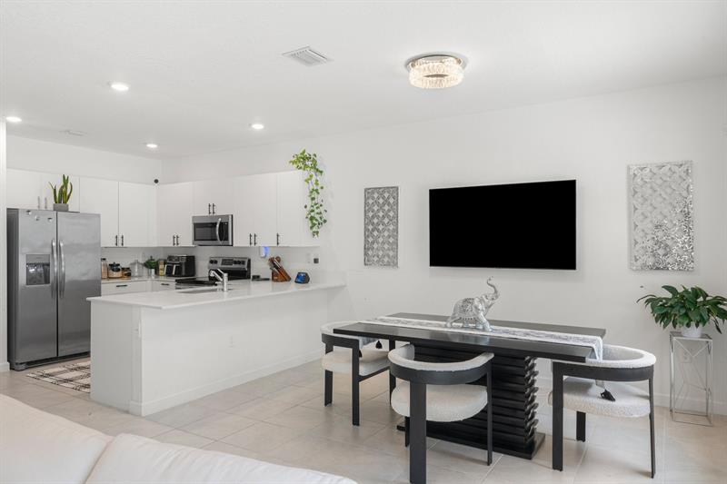 Image 19 of 36 For 20350 6th Pl