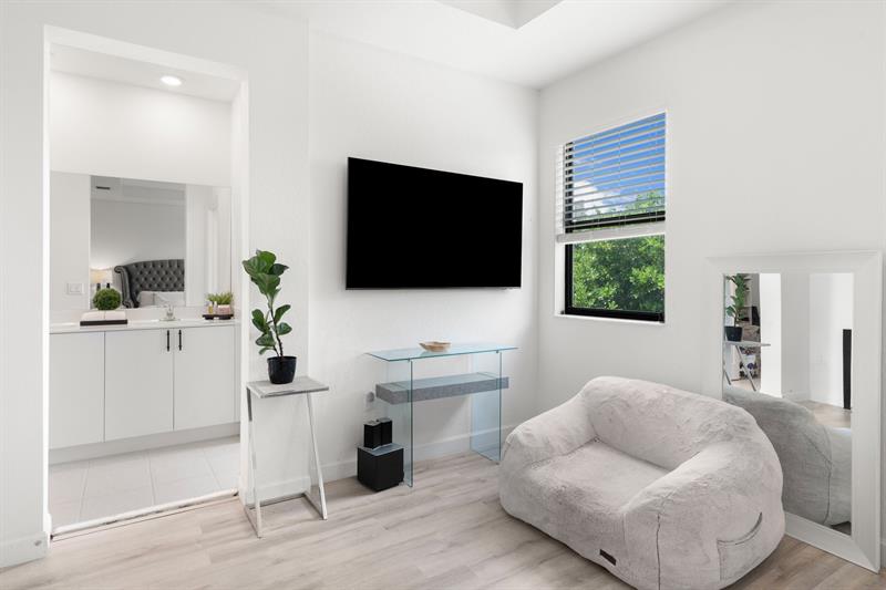 Image 21 of 36 For 20350 6th Pl