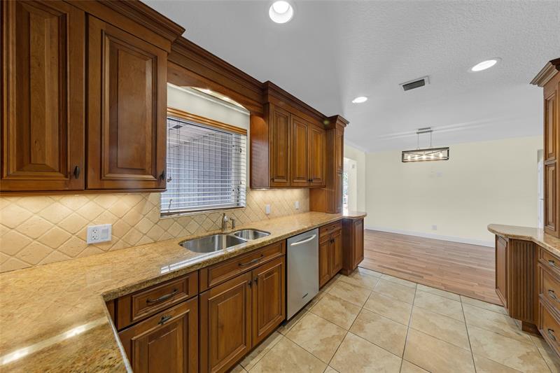 Image 12 of 47 For 2141 52nd St