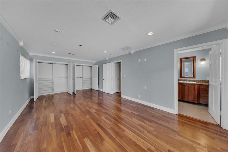 Image 17 of 47 For 2141 52nd St