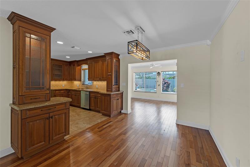 Image 30 of 47 For 2141 52nd St