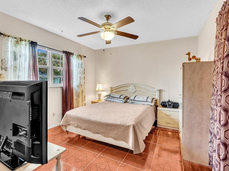 Image 17 of 53 For 4220 49th Ave