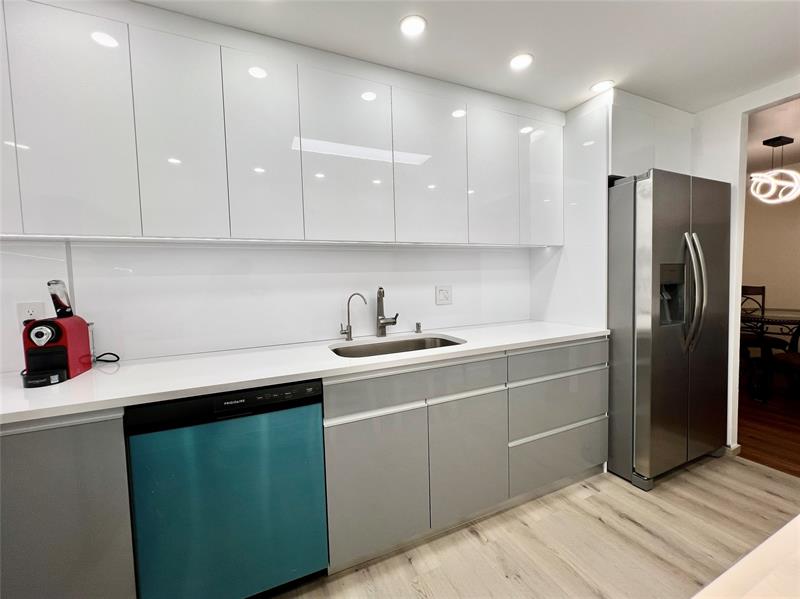 Image 4 of 53 For 405 Ocean Blvd  1124