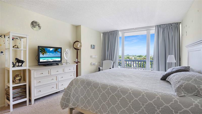 Image 27 of 67 For 4020 Galt Ocean Dr  501