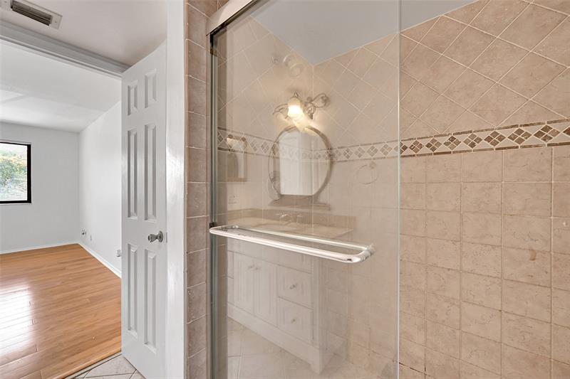 Image 16 of 24 For 3007 Oakland Forest Dr  302