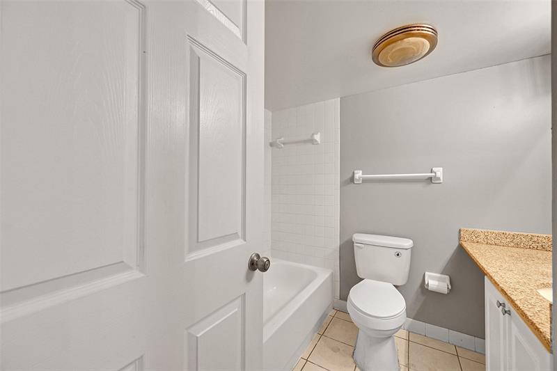 Image 17 of 24 For 3007 Oakland Forest Dr  302