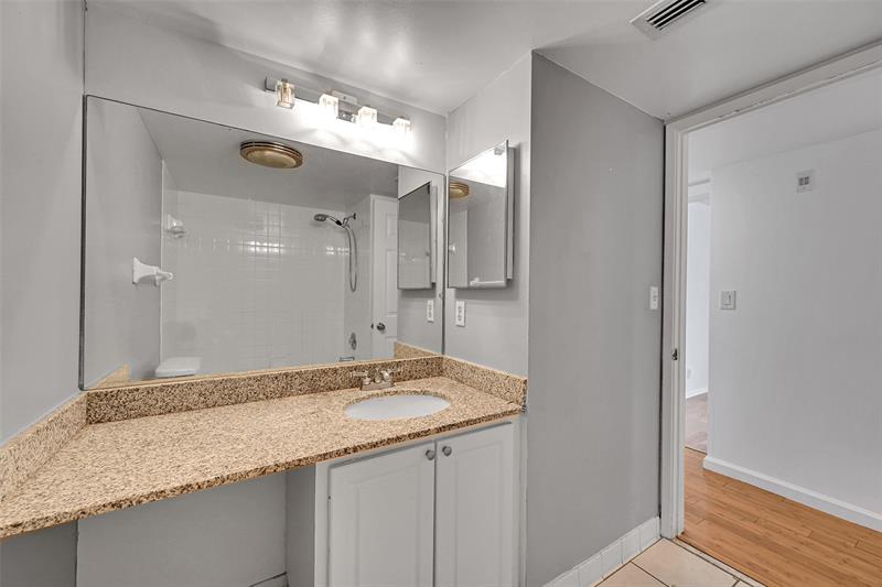 Image 18 of 24 For 3007 Oakland Forest Dr  302