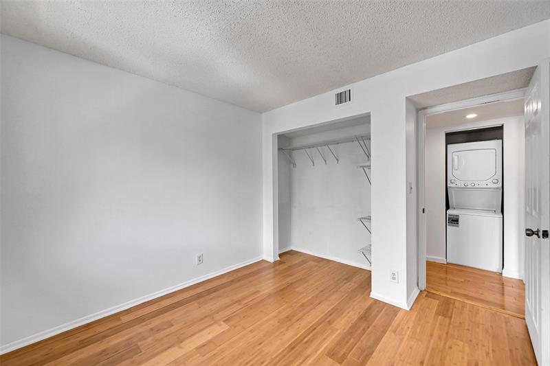 Image 20 of 24 For 3007 Oakland Forest Dr  302