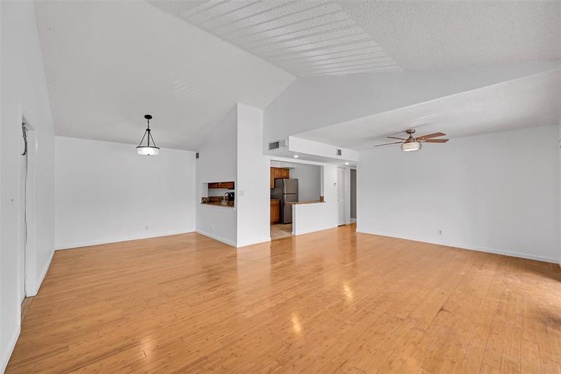 Image 3 of 24 For 3007 Oakland Forest Dr  302