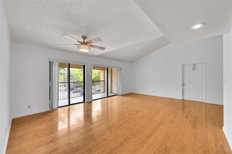 Image 4 of 24 For 3007 Oakland Forest Dr  302