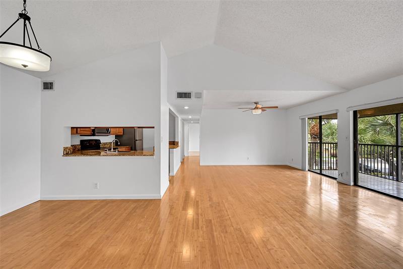 Image 5 of 24 For 3007 Oakland Forest Dr  302