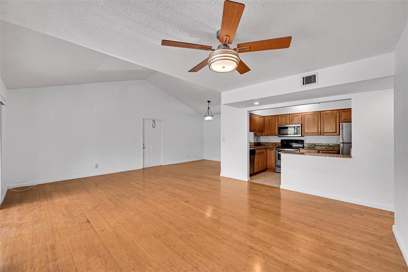 Image 6 of 24 For 3007 Oakland Forest Dr  302