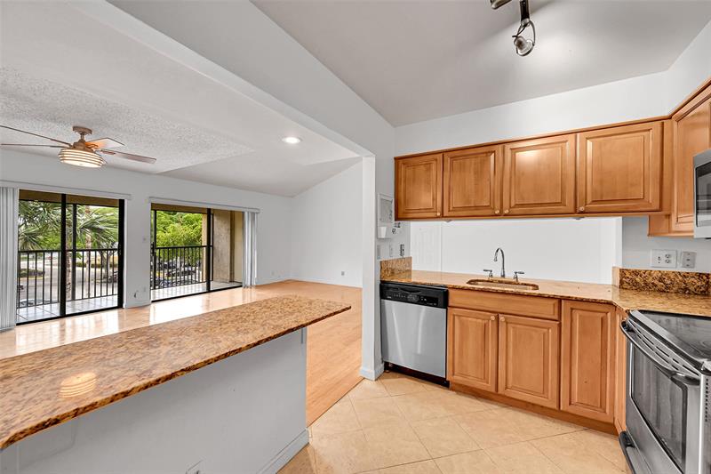 Image 7 of 24 For 3007 Oakland Forest Dr  302