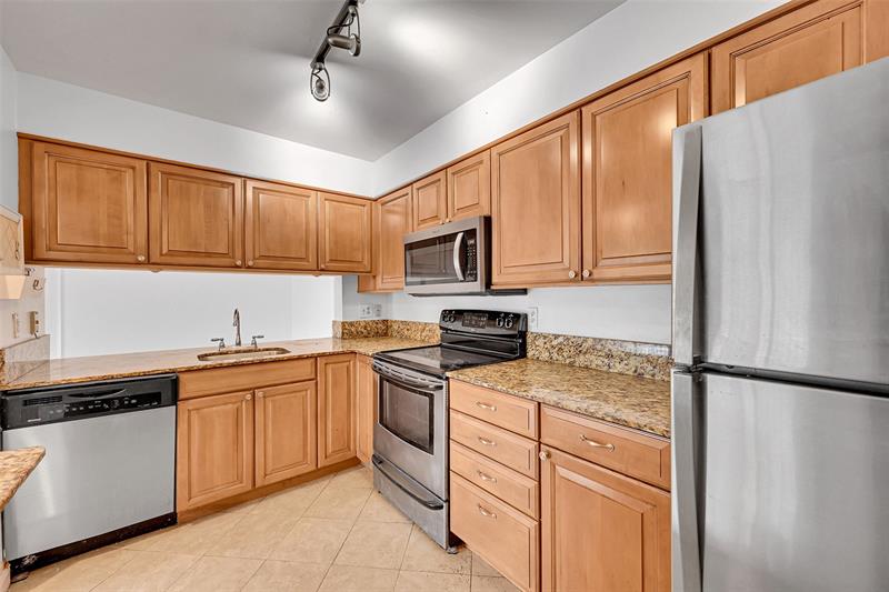 Image 8 of 24 For 3007 Oakland Forest Dr  302