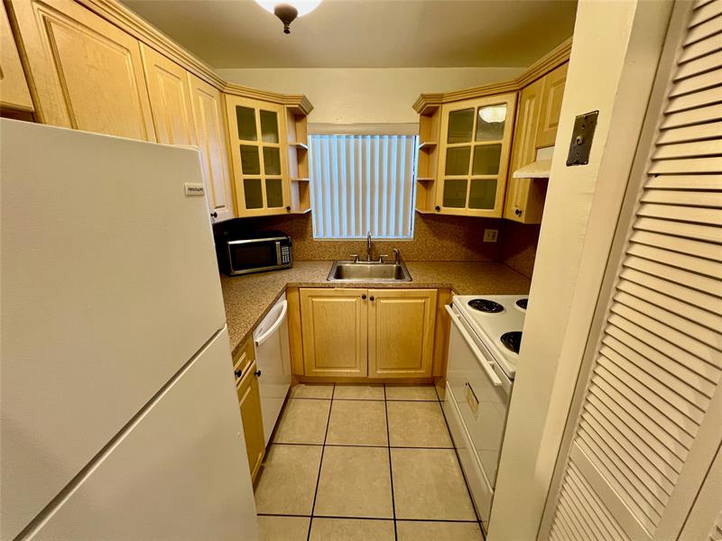 Image 15 of 18 For 13500 3rd Ct  412