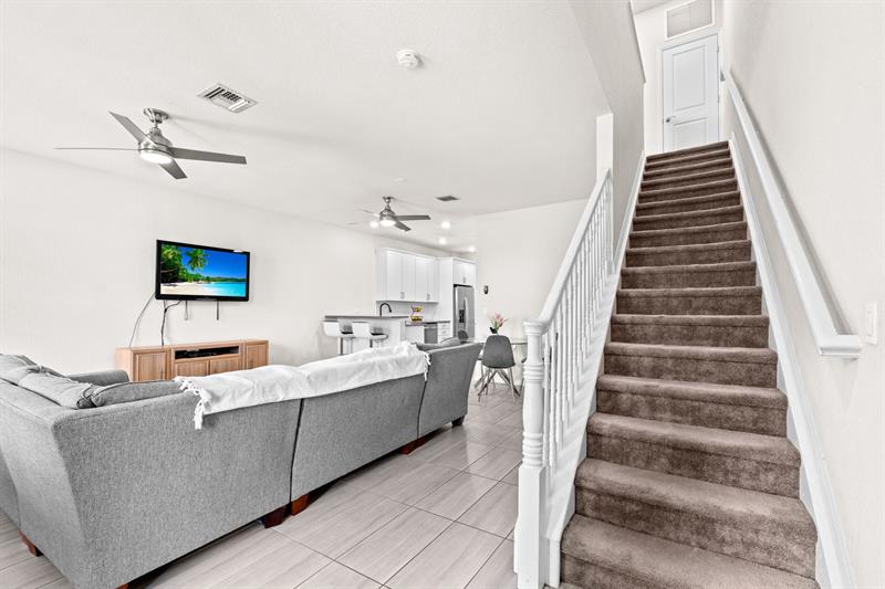Image 10 of 47 For 1190 Eucalyptus Drive  5
