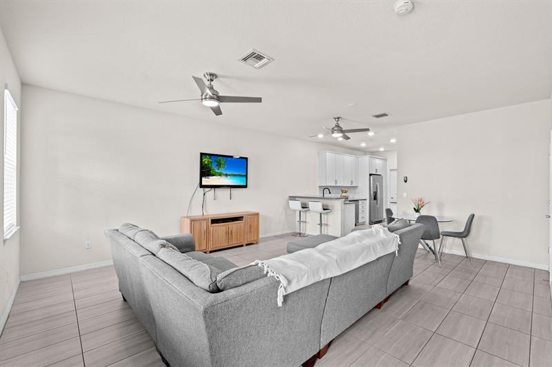 Image 11 of 47 For 1190 Eucalyptus Drive  5