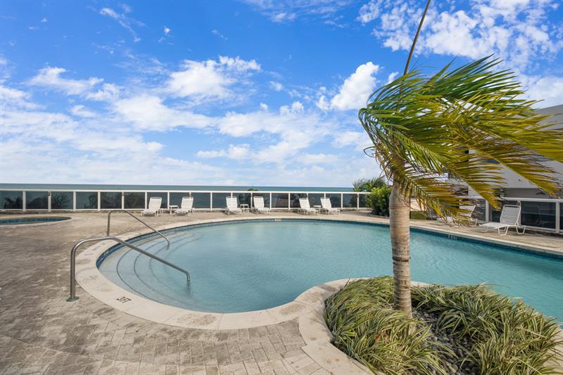 Image 8 of 37 For 6301 Collins Ave  2603