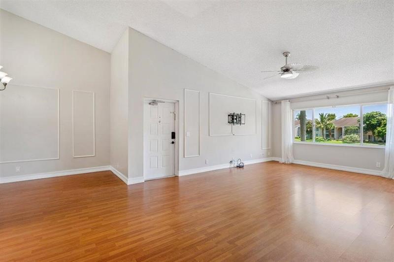 Image 10 of 39 For 13770 Oneida Dr  D2