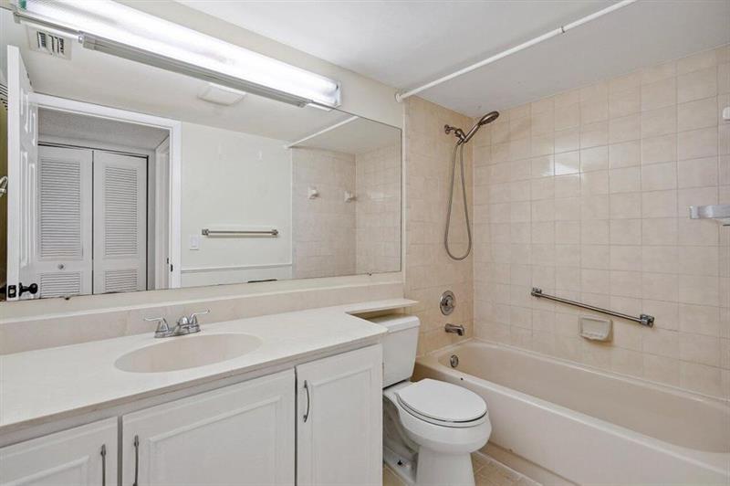 Image 18 of 39 For 13770 Oneida Dr  D2