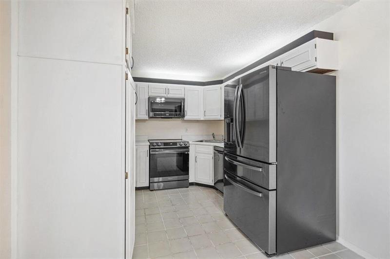 Image 4 of 39 For 13770 Oneida Dr  D2