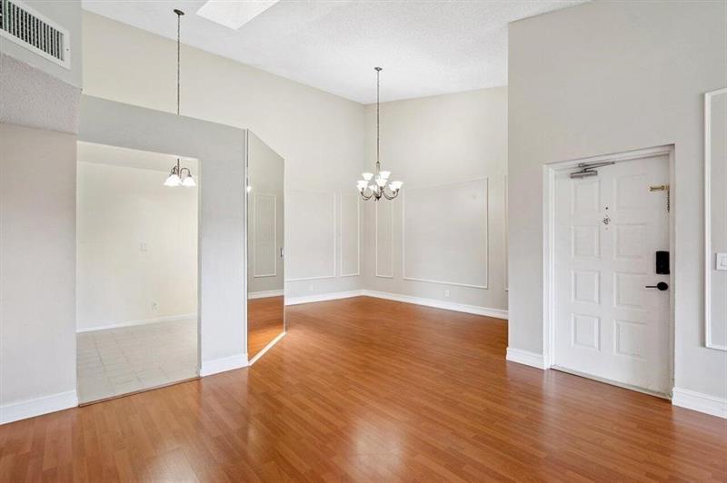 Image 5 of 39 For 13770 Oneida Dr  D2