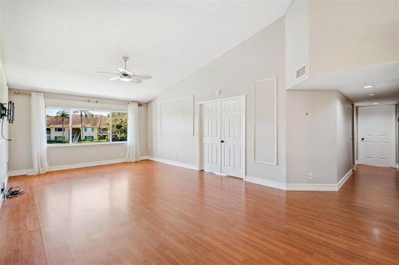 Image 7 of 39 For 13770 Oneida Dr  D2