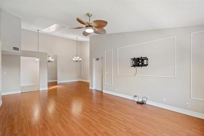 Image 8 of 39 For 13770 Oneida Dr  D2