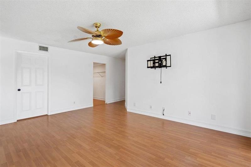 Image 9 of 39 For 13770 Oneida Dr  D2