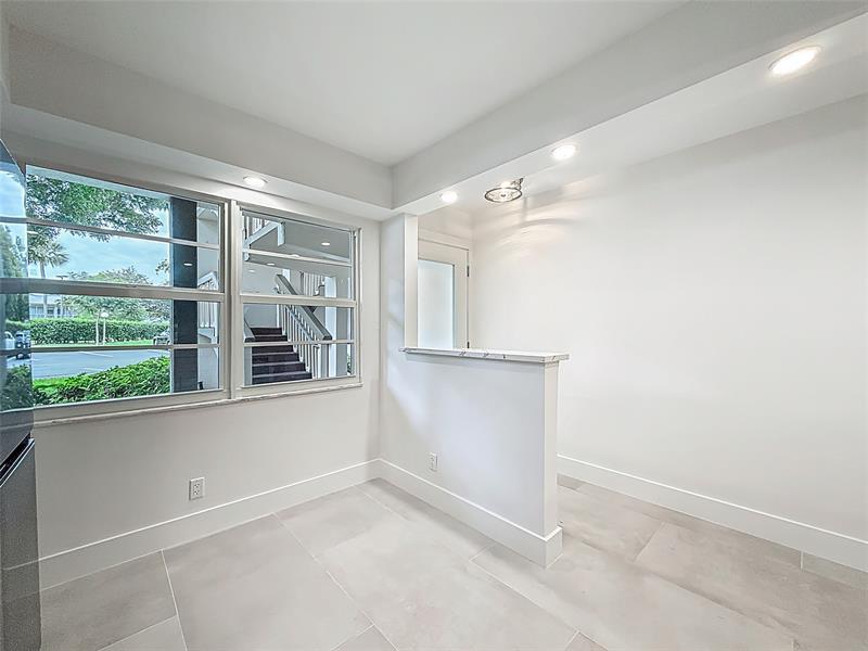 Image 10 of 44 For 4701 Martinique Dr  L1