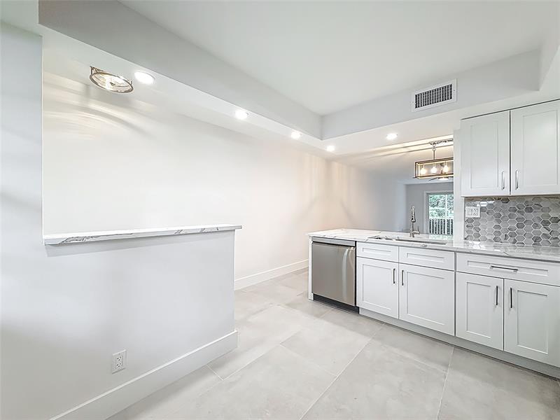 Image 11 of 44 For 4701 Martinique Dr  L1