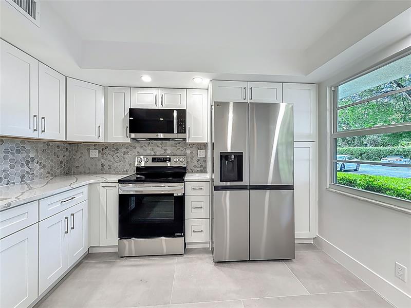 Image 8 of 44 For 4701 Martinique Dr  L1