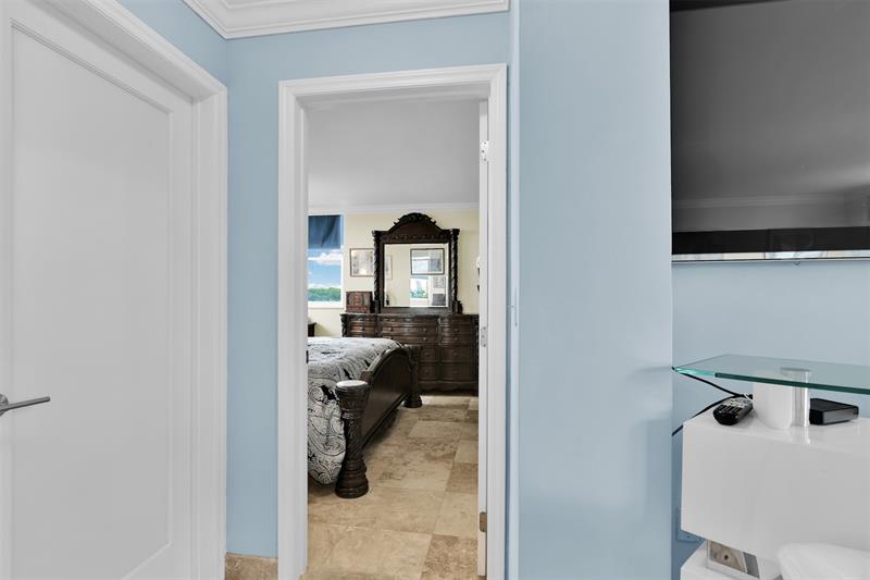 Image 15 of 30 For 2400 9th St  402