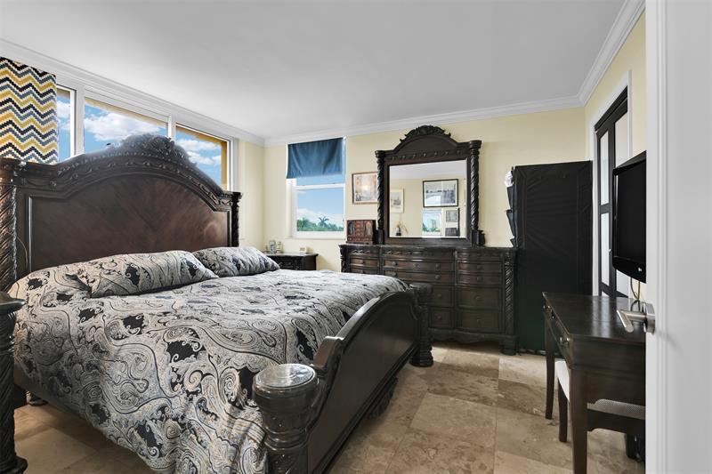 Image 21 of 30 For 2400 9th St  402
