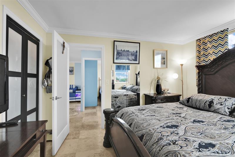 Image 24 of 30 For 2400 9th St  402