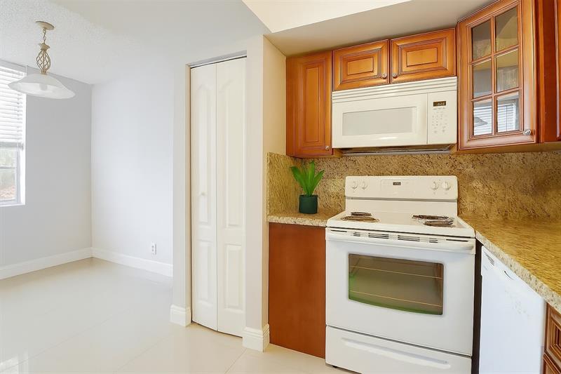 Image 5 of 13 For 15 Willowbrook Ln  101