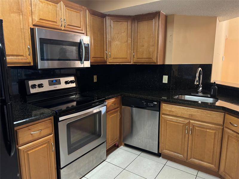 Image 4 of 10 For 9001 Wiles Rd  305