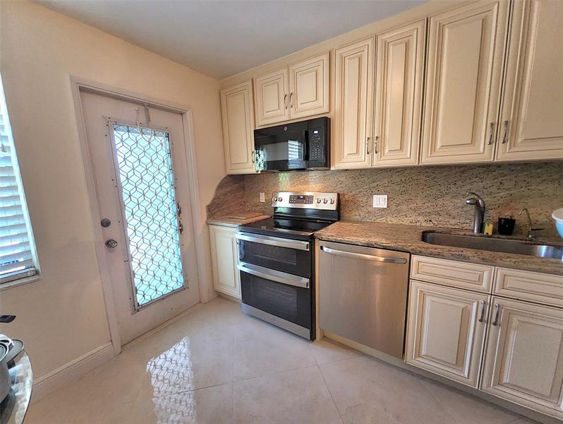 Image 8 of 23 For 3151 Palm Aire Dr  309