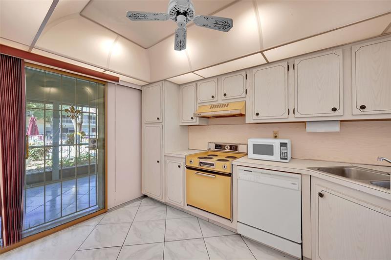 Image 14 of 34 For 860 6th Ave  304