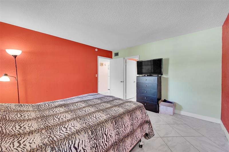 Image 20 of 34 For 860 6th Ave  304