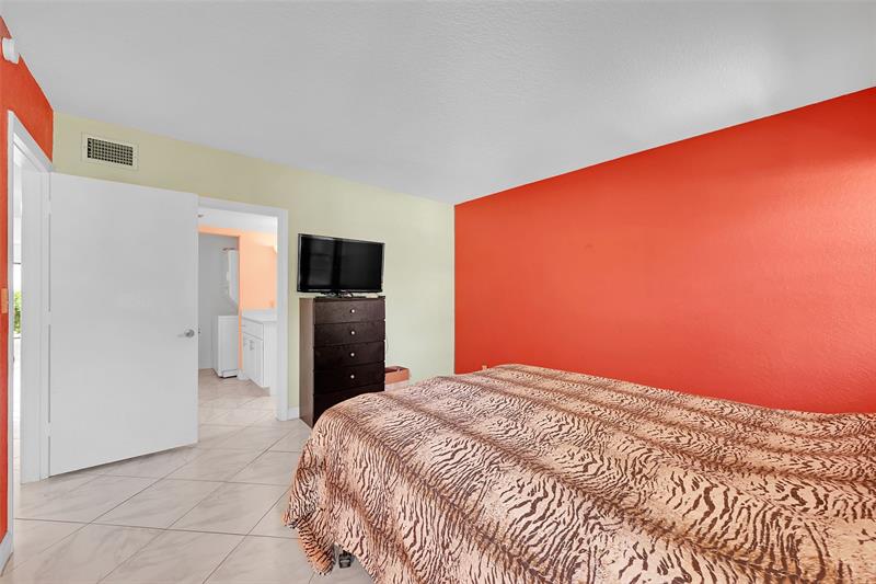 Image 21 of 34 For 860 6th Ave  304