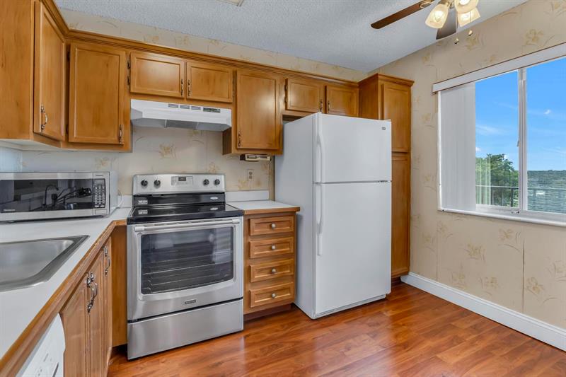 Image 6 of 30 For 7730 50th St  509