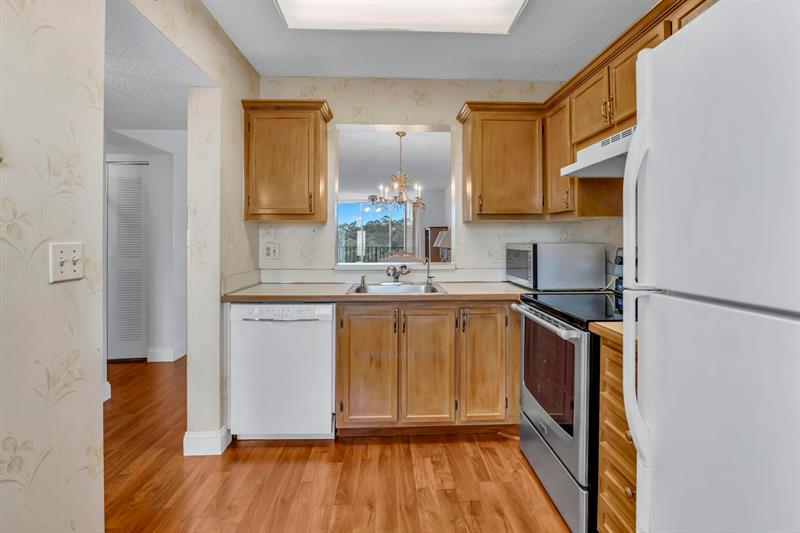 Image 7 of 30 For 7730 50th St  509