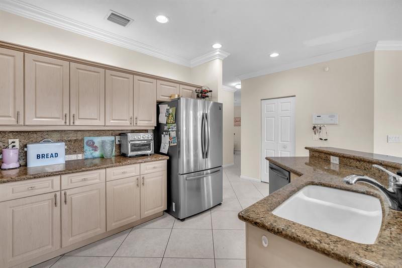 Image 18 of 67 For 16389 31st St