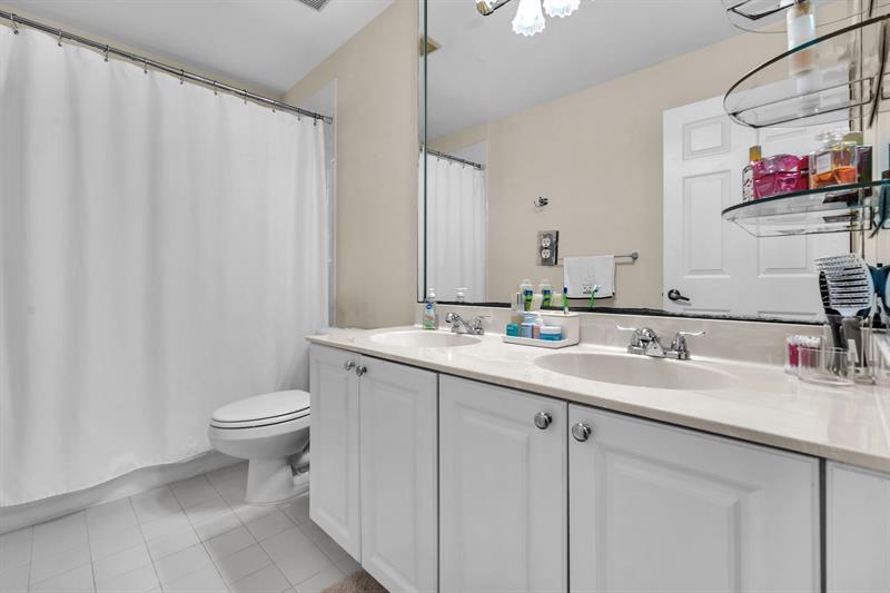Image 21 of 67 For 16389 31st St