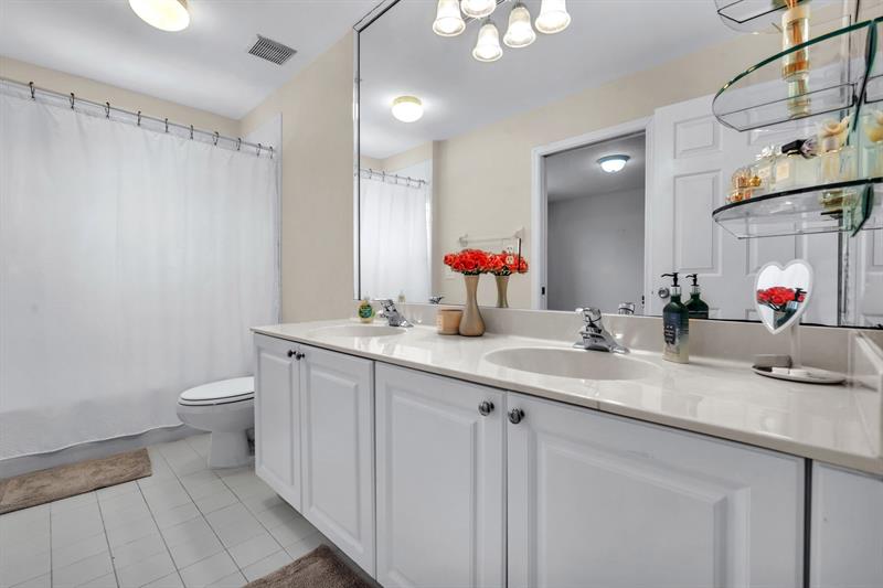 Image 22 of 67 For 16389 31st St