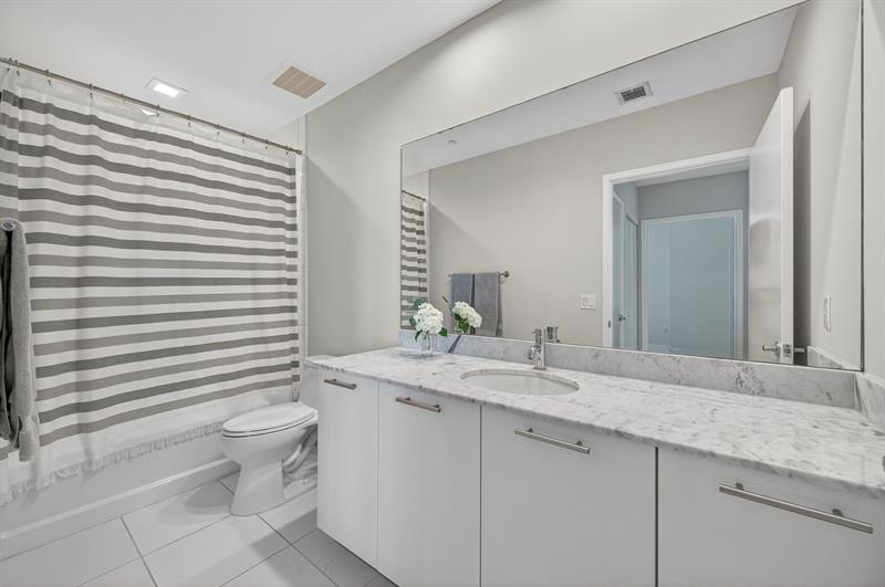 Image 18 of 49 For 950 Brickell Bay Dr  5205